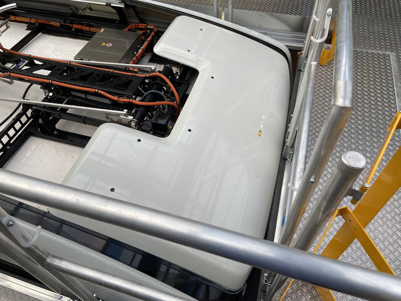 Pfaff Verkehrstechnik liefert höhenverstellbare Dacharbeitsbühne an die DVG zur Wartung und Instandhaltung der Busflotte